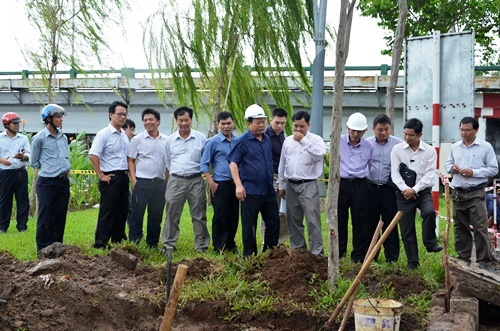 Truy nguyên nhân mặt đường phát nổ giữa trung tâm Sài Gòn