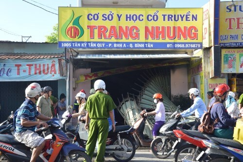 Tiệm massage bốc cháy, nữ tiếp viên đu dây thoát thân