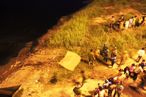 Phát hiện xác người đàn ông nổi trên kênh nước