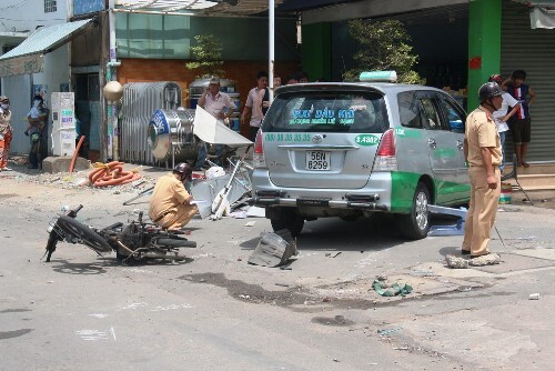 TP.HCM: Taxi gây đại náo trên đường phố, 2 người nhập viện