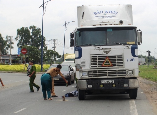 Hoảng hồn, người đàn ông lao vào đầu xe container tự tử