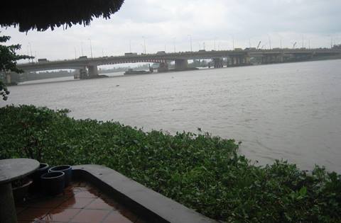 Thấy xác người nổi trên sông Sài Gòn, nhiều người bỏ chạy