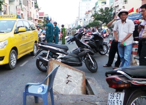 Hố ga giữa đường nổ lớn, nhiều người bỏ chạy