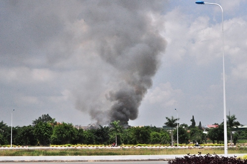 Xưởng giày cháy lớn, công nhân đạp bung cửa để tháo chạy