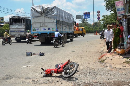 Bị xe tải kéo lê, người đàn ông nguy kịch