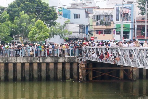 Phát hiện thi thể học sinh cấp 3 nổi trên kênh Nhiêu Lộc