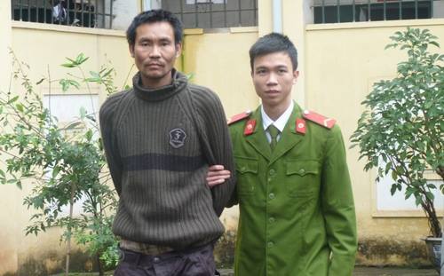 Hà Nội: Vác dao xông vào trụ sở đòi