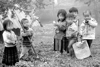 Bố mẹ sai đường, con thành “mồ côi”