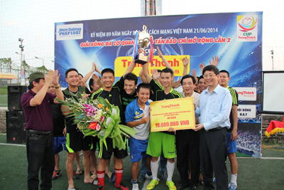 Sôi động giải bóng đá “Báo ĐS&PL mở rộng tranh cúp Trung Thành”