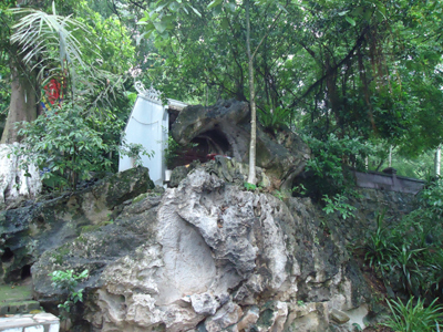 Hai tảng đá và truyền thuyết về huyệt mộ