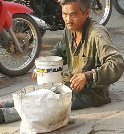 Nhận người già làm “mẹ” để bắt đi ăn xin