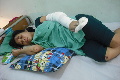 Côn đồ vô cớ vào nhà chém mẹ và bé 7 tháng tuổi trọng thương