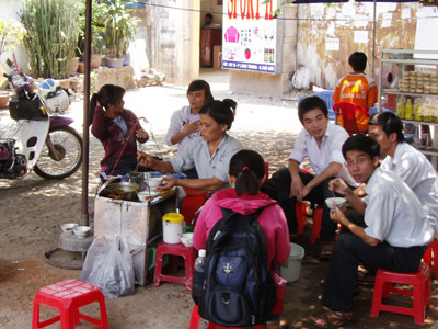 Muốn bán hàng rong, cơm bụi phải