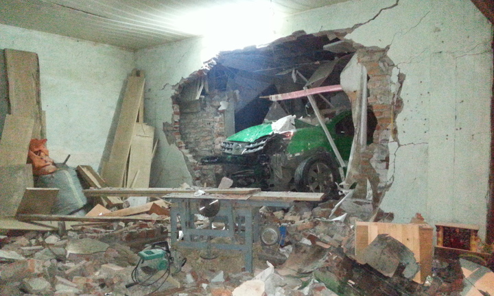  Taxi đâm thủng nhà dân, hai vợ chồng nguy kịch