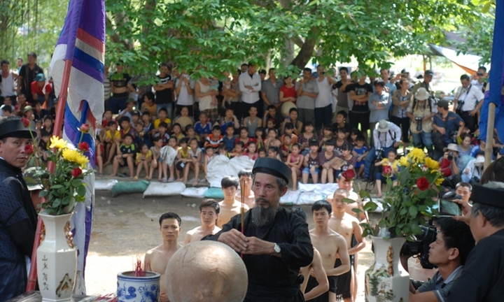 Trai làng Vân mình trần tắm bùn trong lễ hội đoạt cầu