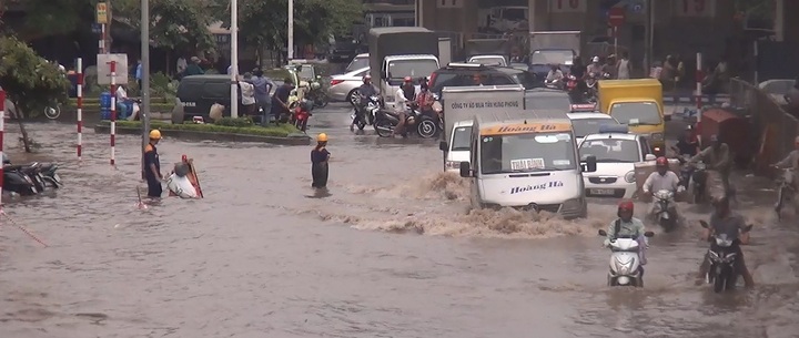 Hà Nội: Nhiều phương tiện chết máy dưới chân cầu Vĩnh Tuy