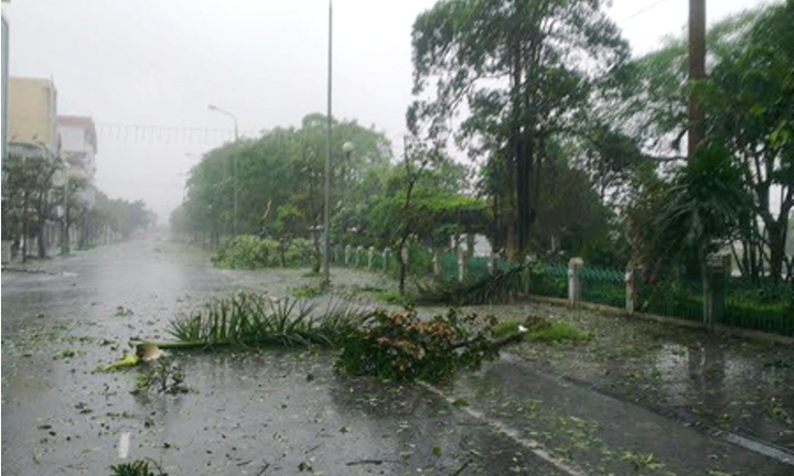Hậu bão Thần Sấm: 4 người người chết, hàng trăm nhà đổ sập