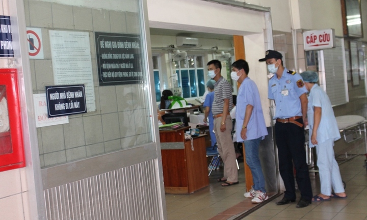 Y tá mang bầu 7 tháng bàng hoàng kể lúc bị côn đồ đánh ngất xỉu