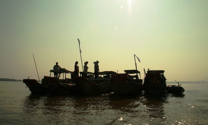 Dòng sông lênh đênh phận người: Một đời xuôi ngược