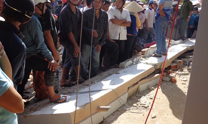 Sập mái hiên, chủ cửa tiệm bị khối bê tông đè chết