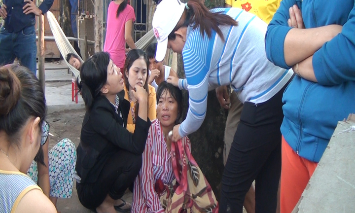 Bé phụ xe rác bị cán chết, dân góp tiền đưa thi thể về quê