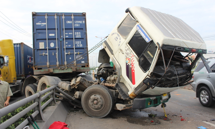 TP.HCM: Xe đầu kéo tông dải phân cách, xa lộ Hà Nội kẹt cứng 