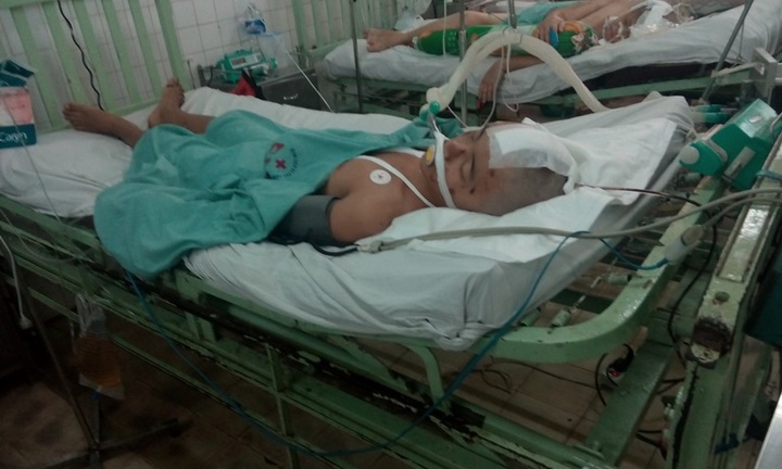 Hai người ngã xe nguy kịch nghi bị công an xã rượt đuổi