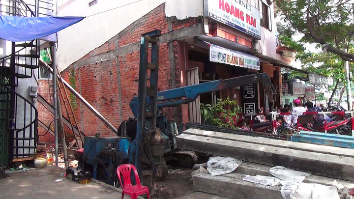 TP.HCM: Nhà đang ở bất ngờ bị nghiêng, di dời khẩn cấp 20 người