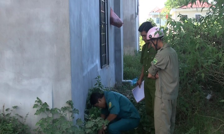 Phát hiện lựu đạn ngay vách tường nhà dân