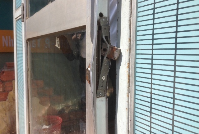 TP.HCM: Kẻ gian dùng gậy sắt phá trụ ATM để trộm