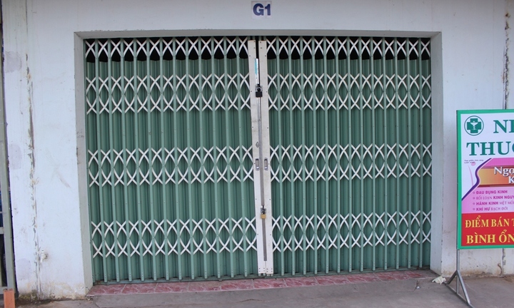 Khóa trái cửa rồi treo cổ tự tử