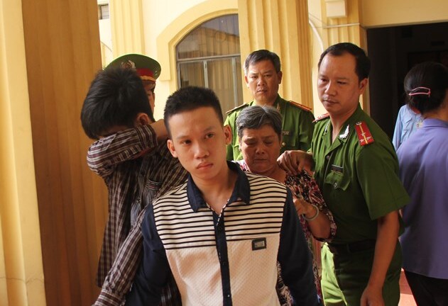 Bỏ nhà đi lang thang, bé gái 14 tuổi khiến 2 chàng trai vào tù 