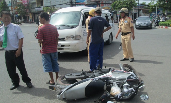 Học sinh tiểu học hoảng loạn vì xe đưa đón gặp nạn