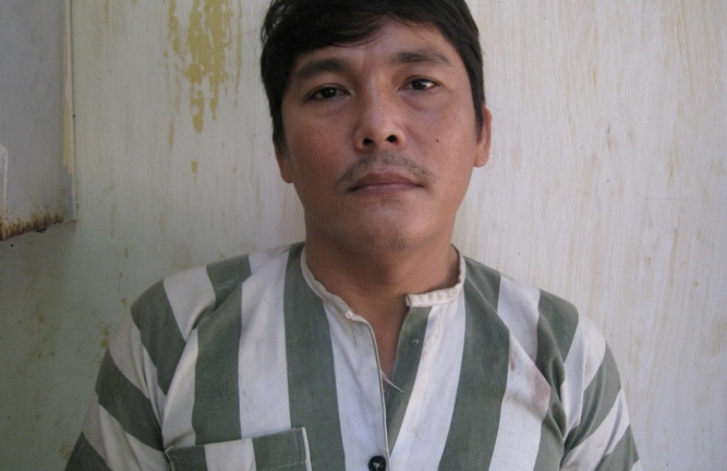 Tạm giữ hình sự người cha nhẫn tâm châm lửa đốt con gái