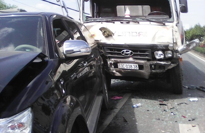 TP.HCM: Xe tải tông liên hoàn 6 ô tô khi chờ đèn đỏ