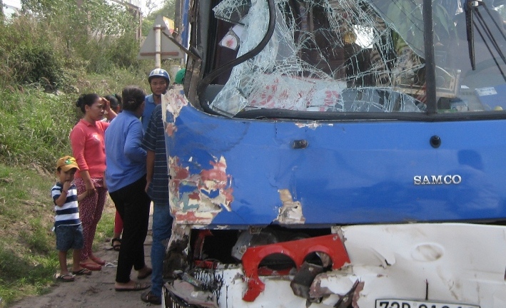 Xe ben và xe khách va chạm, 2 người bị thương nặng