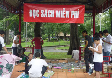 Đọc sách miễn phí giữa công viên Sài Gòn