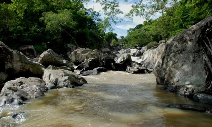 Thác Dray K’nao-Thiếu nữ giữa rừng sâu