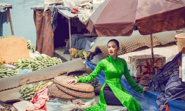 Siêu mẫu Châu Á Diệu Linh cá tính với áo dài trên chợ nổi