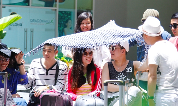 Trương Ngọc Ánh suýt ngã vì 12 NTK Project Runway đua nhau chạy