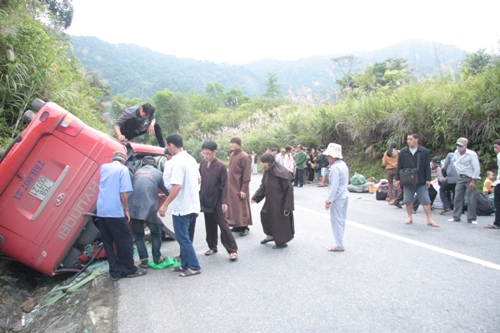 Huế: Xe khách chở 30 người lao vào vách núi lật úp