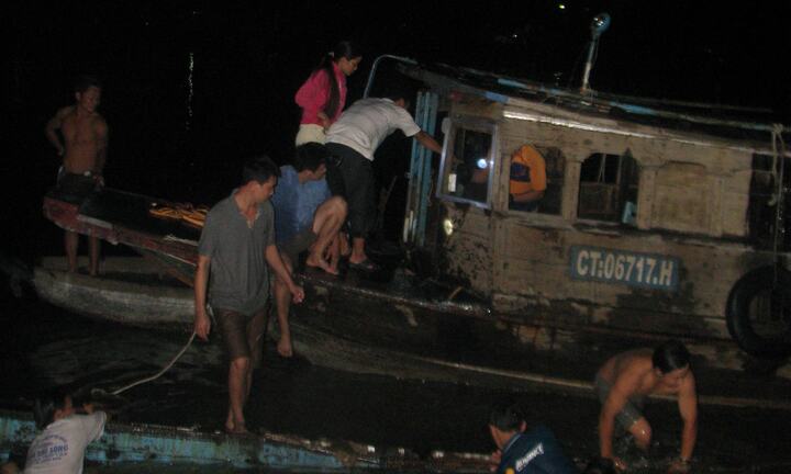 Ghe hàng chao đảo rồi phát nổ, 70 tấn hàng hóa bị cuốn trôi