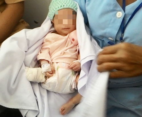 Bộ trưởng Y tế khen y, bác sĩ cứu bé sơ sinh văng khỏi bụng mẹ