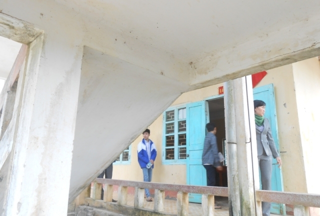 Học sinh lớp 9 tử vong vì nhảy qua lan can cầu thang