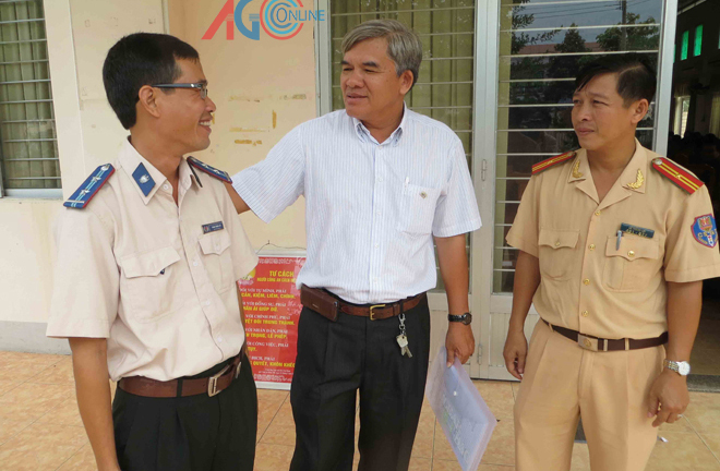 Vụ bé sơ sinh văng khỏi bụng mẹ: Khen thưởng người cứu cháu bé