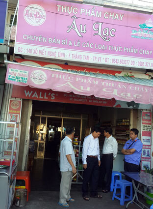 Tá hỏa chủ quán ăn chay nằm bất động trên vũng máu