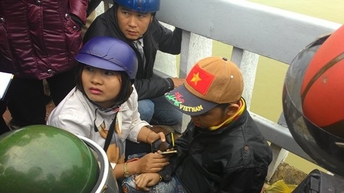 Mẹ bỏ con trên taxi, bố tự tử trước mặt con: Đừng để con trẻ tổn thương