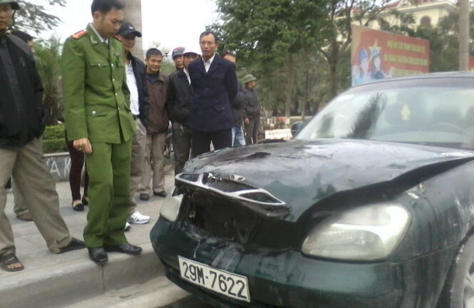 Ô tô 4 chỗ bốc cháy dữ dội khi dừng đèn đỏ