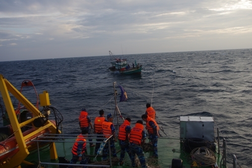 Cứu nạn thành công 4 ngư dân trôi dạt trên biển Kiên Giang