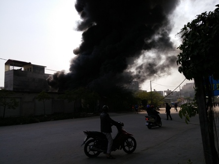 Trẻ con nghịch lửa thiêu rụi xưởng nến lớn ở Hải Phòng